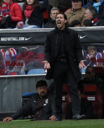 El técnico argentino del Atlético de Madrid, Diego Simeone, durante el partido correspondiente a la vigésimo cuarta jornada de liga de Primera División disputado esta tarde en el estadio Vicente Calderón.