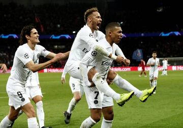 Cavani, Neymar y Mbapp&eacute; celebran un gol al Liverpool en la Champions.