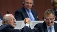 Joseph Blatter y Jerome Valcke, en una imagen de archivo, &eacute;ste &uacute;ltimo fue destituido el jueves.
 
