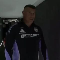 Almirón nunca había reaccionado así: esto hizo finalizado el partido tras un fallido saludo con Héctor Robles