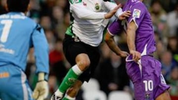 <b>PELEA. </b>El Racing y el Valladolid mantuvieron una dura pugna por hacerse con el control del centro del campo. En la imagen, Borja peina ante la oposición de Henrique.
