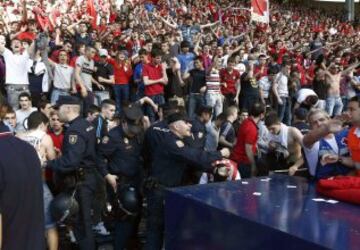 GRA241. PAMPLONA, 18/05/2014.- Agentes de la policía y aficionados del Osasuna en la grada del estadio El Sadar donde se ha registrado una avalancha tras el gol de Osasuna, en el minuto 12 del partido contra el Betis, que ha provocado varios heridos, y el parón de momento del partido. Ninguna de las personas que han resultado heridas en la avalancha se encuentra en estado grave. EFE/Jesús Diges