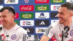 Suazo responde una pregunta en conferencia y Medel le dice esto entre risas