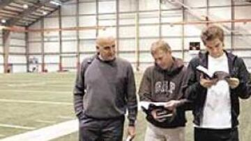 <b>CAMPO DE ENTRENAMIENTO CUBIERTO. </b>Alejandro Delmás, redactor de AS, acompañó a Del Corral y Woodgate en su visita al centro de entrenamiento de los Cleveland Browns.