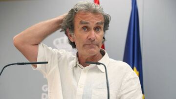 GRAF5536. MADRID, 27/07/2020.- El director del Centro de Alertas y Emergencias Sanitarias, Fernando Simón, asiste a una rueda de prensa para analizar la evolución de la pandemia, que ha llevado a las comunidades a tomar medidas para controlar la expansión del virus, y las decisiones de países europeos, como Reino Unido, de imponer cuarentena a los turistas que lleguen de España, este lunes en Madrid. EFE/Kiko Huesca