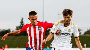 Obrador disputa un balón con Diego Bri durante el Castilla-Atlético B.