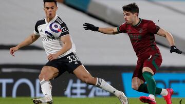 Pedro Neto frente al Fulham.