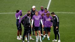 Ancelotti, con un grupo de jugadores durante el entrenamiento del Real Madrid de este sábado.