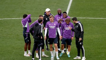 Ancelotti, con un grupo de jugadores durante el entrenamiento del Real Madrid de este sábado.