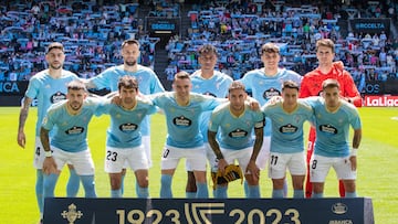 La alineaci¨®n titular del Celta posa en los proleg¨®menos del partido contra el Valencia en Bala¨ªdos.