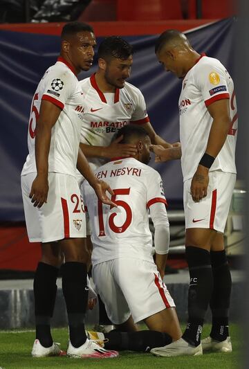 Los jugadores del Sevilla celebrando el gol 3-2 de En-Nesyri