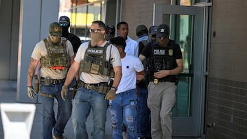 Un hombre fue arrestado en una playa de Florida por tener una lata de cerveza abierta y podría ser deportado por el ICE.