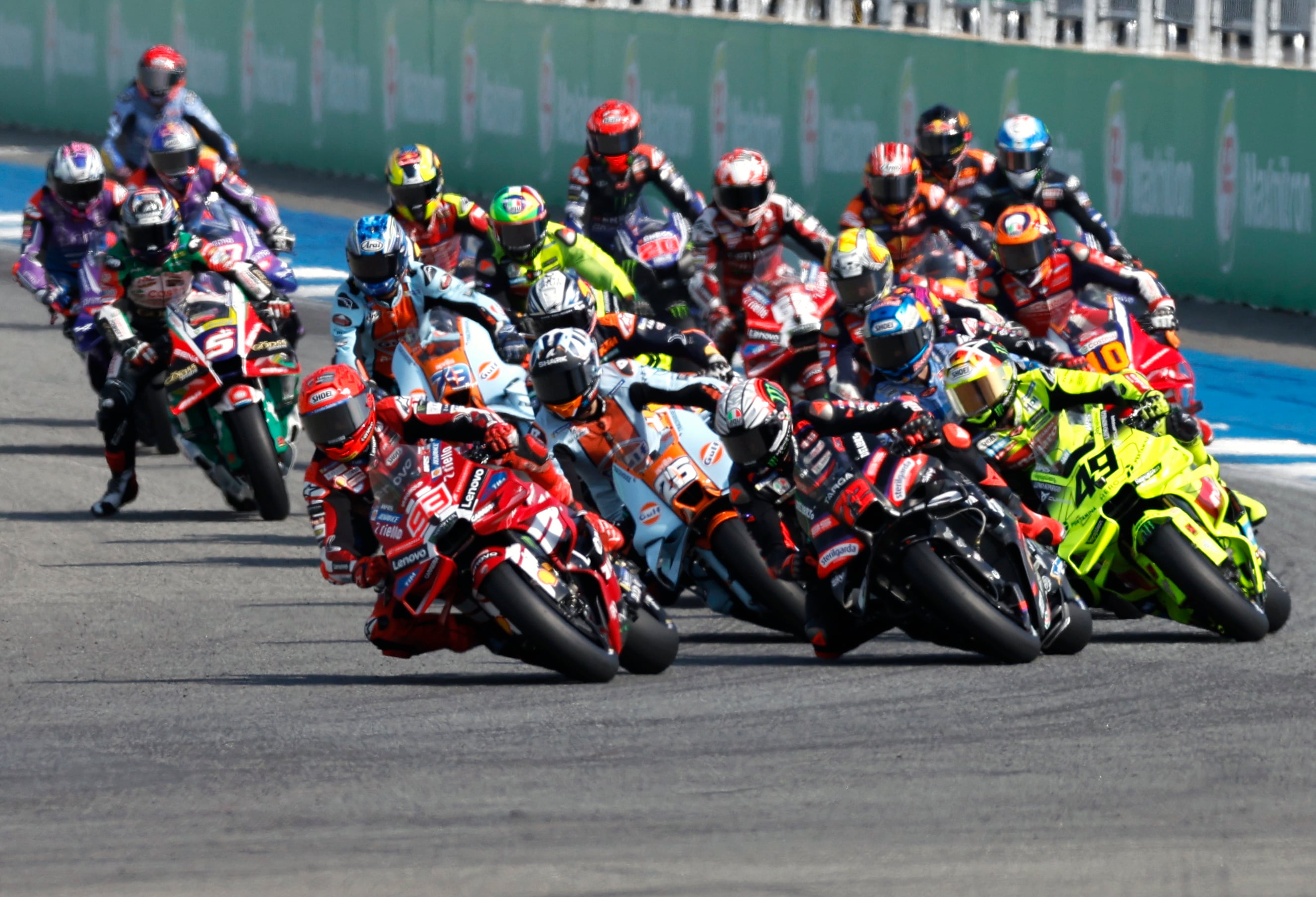 Buriram (Thailand), 28/02/2026.- Spanish MotoGP rider Marc Marquez (Front L) of Ducati Lenovo Team and Italian MotoGP rider Marco Bezzecchi (Front R) of Aprilia Racing in action during the MotoGP sprint race of the Motorcycling Grand Prix of Thailand at Chang International Circuit, Buriram province, Thailand, 28 February 2026. (Motociclismo, Tailandia) EFE/EPA/RUNGROJ YONGRIT
