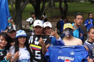 Las calles de Bogotá se pintan de azul y blanco