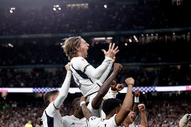 •	Luka Modric no estaba siendo titular fijo como otras temporadas. Su edad, y la idea de Ancelotti de alternar al croata con Kroos, pero que nunca estuvieran juntos en el terreno de juego a no ser que hubiera algún tipo de contratiempo, le hacía mero acreedor de un sitio en el banquillo, aunque cuando salía siempre dejaba perlitas de su enorme e intenso talento. Como el gol que marcó al Sevilla a falta de diez minutos para el final del encuentro: le llegó el balón a la frontal, controló y se inventó un disparo ajustado a la meta sevillista que, tras tocar en el poste, se introdujo en la misma. El Sevilla, que venía de una buena racha tras haber cambiado de entrenador (lo dirigía Quique Sánchez) por segunda vez en la temporada (Mendilibar y Diego Alonso) también fallaba a la hora de intentar frenar a los blancos…