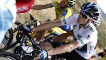 Chris Froome (maillot blanco) durante la octava etapa de esta Vuelta a España con Alberto Contador de fondo (maillot amarillo).