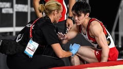 Kohei Uchimura es atendido por los m&eacute;dicos tras lesionarse en una de las pruebas durante la primera jornada de los Mundiales de Gimnasia Art&iacute;stica que se celebran en Montreal.