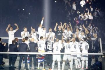  Fin de fiesta en el estadio Santiago Bernabéu con toda la afición.