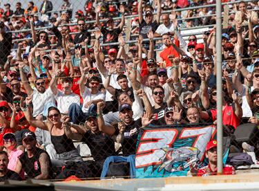 Las gradas del circuito de Cheste llena de espectadores que acuden al circuito tras un año de ausencia por las inundaciones provocadas por la Dana de Valencia de 2024.
 