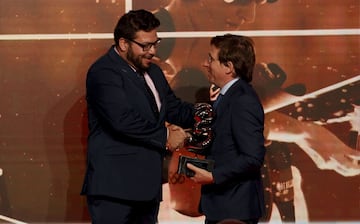 Premio olímpico AS del deporte. Alberto Fernádez, oro en los JJOO de Tokio junto con Fátima Gálvez en la modalidad de tiro, recibe el trofeo de manos de José Luis Martínez Almeida, alcalde de Madrid.