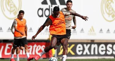 James hace fútbol por primera vez con todo el grupo