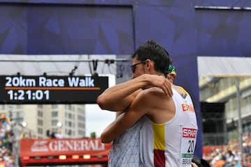 El marchador italiano Massimo Stano, que llegó a la meta en el cuarto puesto, felicita a Álvaro Martín por su medalla de oro.
