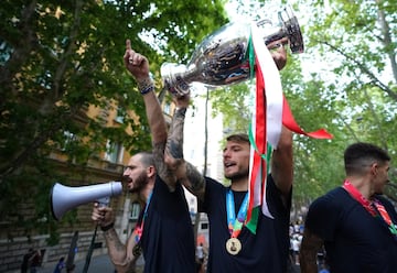 Bonucci con un megáfono e Immobile con la copa celebrando la victoria.