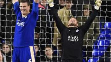 Kasper Schmeichel y Robert Huth celebran una victoria del Leicester.