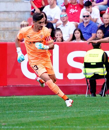 El guardameta gallego del Sporting no está atravesando su mejor inicio de temporada, encadena su segundo partido sin encajar gol. De nuevo, como en otras fases de la temporada, sus paradas valen puntos, en esta ocasión uno.