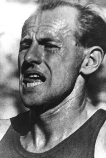 Emil Zatopek nació en Koprivnice, República Checa. A los 16 años, ingresó en la escuela profesional como aprendiz en la fábrica de zapatillas Bata de Zlin. Comenzó a practicar atletismo, cuando la empresa organizó una carrera en la que debían participar todos los estudiantes de la escuela profesional. Corrió a regañadientes y acabó segundo, lo que le motivó para seguir corriendo.