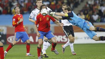 Casillas, en acci&oacute;n en la semifinal del Mundial frente a Alemania.
 