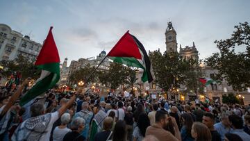 Decenas de personas asisten a la manifestación organizada por BDS País Valenciano, en la Plaza del Ayuntamiento, a 17 de octubre de 2023, en Valencia, Comunidad Valenciana (España). La concentración ha sido convocada en solidaridad con el pueblo palestino ante la respuesta de Israel al ataque del movimiento islamista Hamás el pasado 7 de octubre. El ministerio de Salud de Gaza actualizó ayer, 16 de octubre, la cifra de víctimas causadas por los ataques de Israel contra la Franja, situándola en 2.670 muertos y 9.600 heridos.
17 OCTUBRE 2023;MANIFESTACIÓN;CONCENTRACIÓN;PROTESTA;GAZA;PALESTINA;ISRAEL;HAMÁS;
Jorge Gil / Europa Press
17/10/2023
