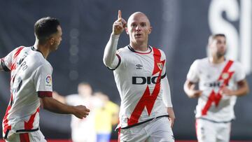 Isi celebra su primer gol en Primera.