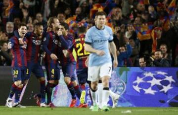 1-0. Rakitic celebró el primer gol con sus compañeros.