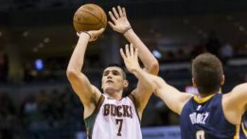 Ersan Ilyasova ejecuta un lanzamiento.