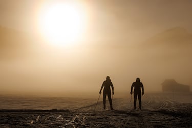 Oberstdorf (Alemania) es un importante centro de deportes de invierno y una de las paradas del Torneo de los Cuatro Trampolines, la competición de saltos de esquí más importante del mundo. Allí pueden verse escenas tan bellas como esta, en la que las siluetas de dos esquiadores de fondo destacan entre la neblina y los últimos rayos de sol del atardecer.