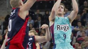 <b>APAGADO. </b>Huertas lanza a canasta ante Lampe, ayer en el Buesa.