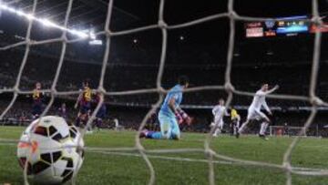 Cristiano Ronaldo celebra un gol durante el Cl&aacute;sico en el Camp Nou del a&ntilde;o pasado. 