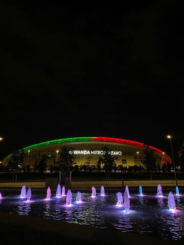 El estadio Wanda Metropolitano iluminado con los colores de la candidatura de España y Portugal para el Mundial 2030.