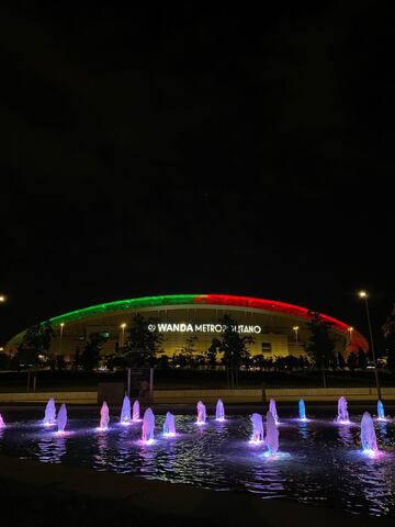 El estadio Wanda Metropolitano iluminado con los colores de la candidatura de Espa?a y Portugal para el Mundial 2030.