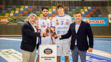 Chan y Cavalcanti en el centro en la presentación del nuevo patrocinador.