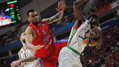 KOCH03. MOSC&Uacute; (RUSIA), 18/04/2019.- El jugador del CSKA Mosc&uacute; Joel Bolomboy (c) pelea por el bal&oacute;n con el jugador del Kirolbet Baskonia, Jalen Jones, durante el segundo partido de la eliminatoria previa a la Final Four de la Euroliga, disputado en Mosc&uacute; (Rusia). EFE/Yuri Kochetkov