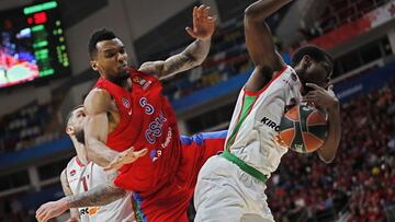 KOCH03. MOSC&Uacute; (RUSIA), 18/04/2019.- El jugador del CSKA Mosc&uacute; Joel Bolomboy (c) pelea por el bal&oacute;n con el jugador del Kirolbet Baskonia, Jalen Jones, durante el segundo partido de la eliminatoria previa a la Final Four de la Euroliga, disputado en Mosc&uacute; (Rusia). EFE/Yuri Kochetkov