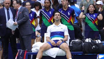 El tenista serbio Novak Djokovic se lamenta tras perder la final del US Open 2021 ante el ruso Daniil Medvedev.