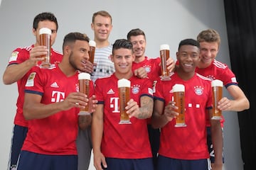 James Rodríguez y el Bayern Múnich posaron para la tradicional foto del equipo con los trajes que le hacen homenaje a la cerveza en Alemania