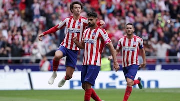Chéryshev metió la mano derecha para evitar que pasara el centro de Morata. El VAR determina penal y el ‘19’ colchonero la manda al fondo de la red.
