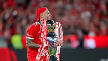 Lisbon (Portugal), 27/05/2023.- Benfica's capitan Nicolas Otamendi celebrates with the trophy after winning the Portuguese Soccer Championship following the Portuguese First League soccer match between Benfica and Santa Clara, in Lisbon, Portugal, 27 May 2023. This is Benfica's 38th title. (Liga de Campeones, Lisboa) EFE/EPA/PAULO CUNHA
