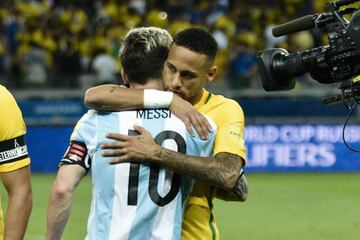 BELO HORIZONTE, BRAZIL - NOVEMBER 10: Neymar Jr of Brazil greets Lionel Messi of Argentina prior a match between Argentina and Brazil as part of FIFA 2018 World Cup Qualifiers at Mineirao Stadium on November 10, 2016 in Belo Horizonte, Brazil. (Photo by R