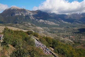 El pelotón durante la sexta etapa del Giro de Italia 2020, una ruta de 188 kilómetros entre Castrovillari y Matera