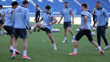 Nico Melamed, Braithwaite y grupo del Espanyol en Cornellà